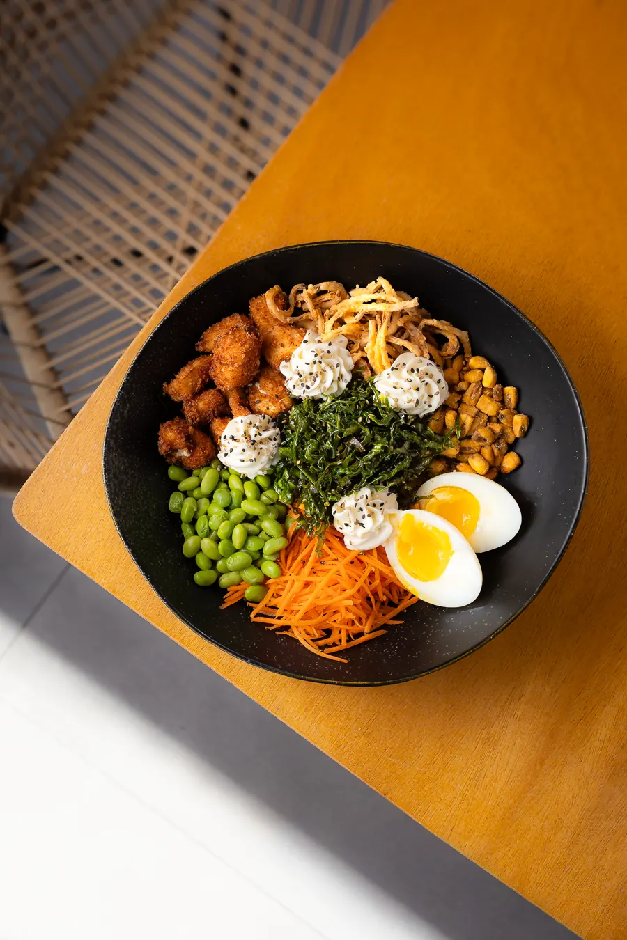 Poke com frango, edamame, ovo, cenoura e cream cheese