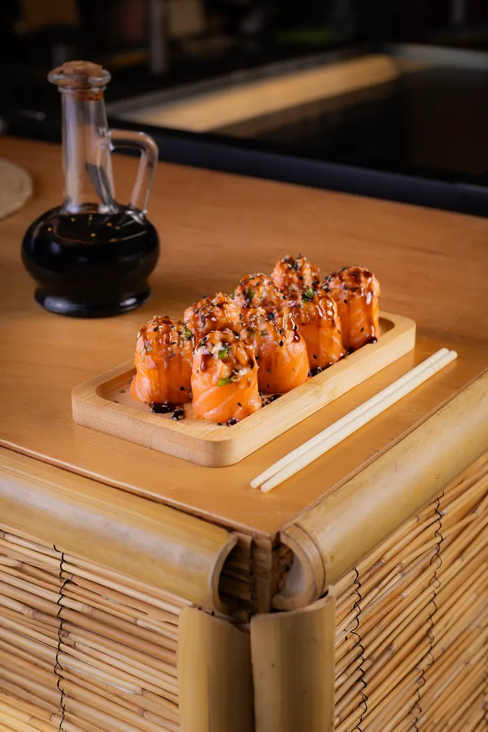 Sushi de salmão maçaricado