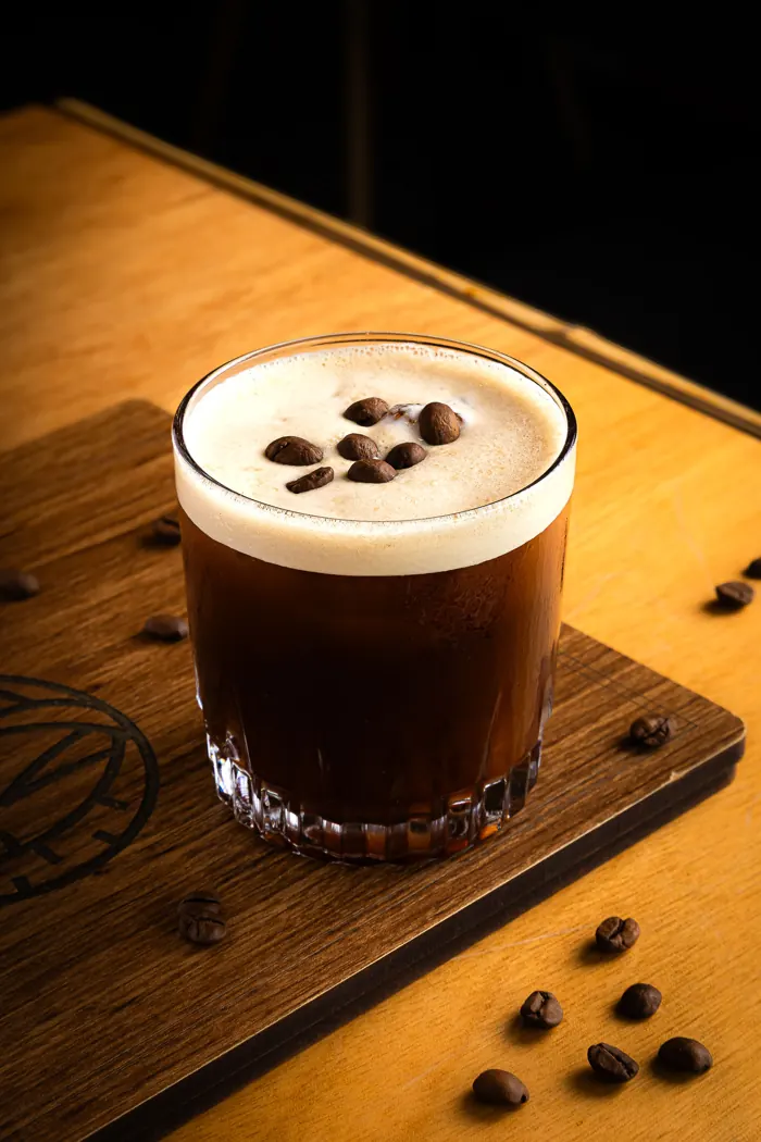 Café gelado com grãos de café