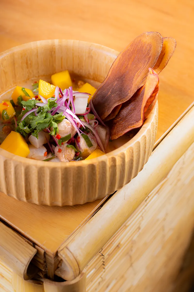 Poke servido em bowl de madeira